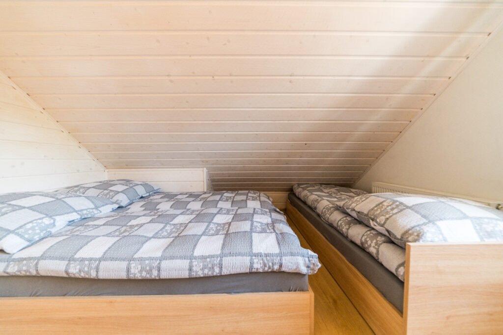 Apartament dwupoziomowy 3-osobowy z balkonem